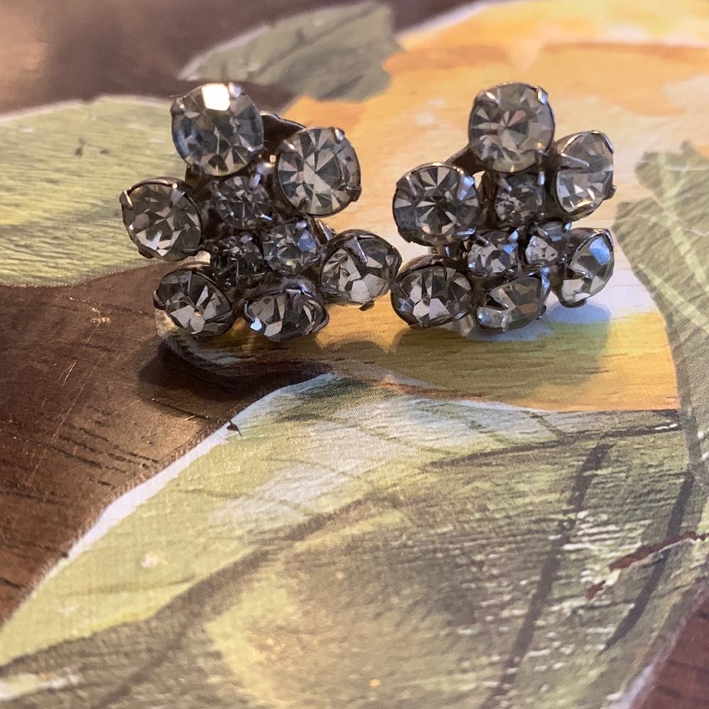 Darling rhinestone cluster earrings, vintage. Very classy.